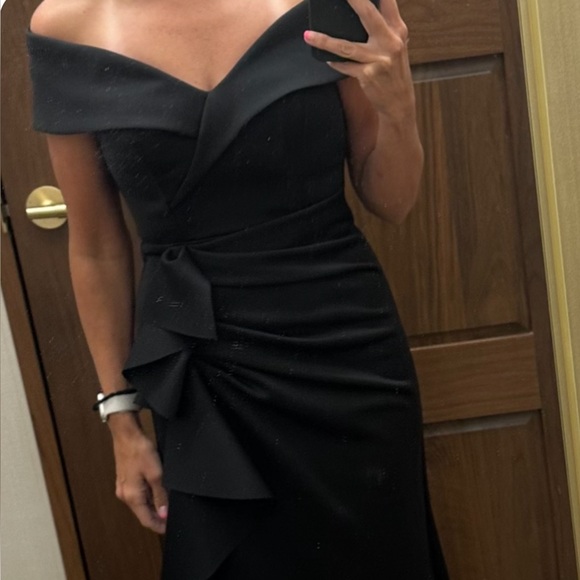 Black Off-Shoulder Stretch Mermaid Ruffle Gown - Picture 5 of 6